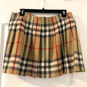 Classic Wool Burberry Pleated Skirt. Side Zipper. Excellent Condition US 10